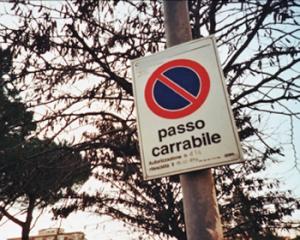 Esporre il cartello di passo carrabile